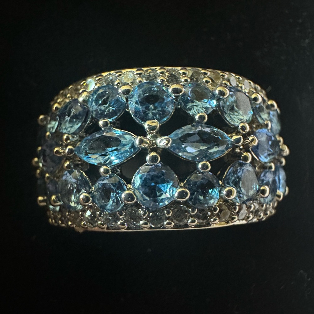 Elegant Blue and Gold Women's Ring